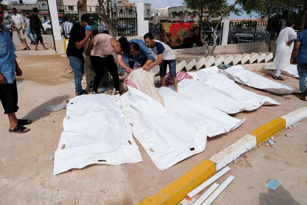 Corpos do lado de fora de um hospital na cidade de Derna, na Líbia, em 12 de setembro de 2023 