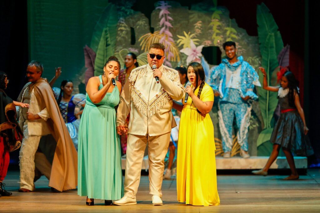  de fato, David Assayag teve razão. O espetáculo “Pindorama: Uma viagem inclusiva na diversidade do folclore brasileiro” terminou em clima de festa no Teatro Amazonas