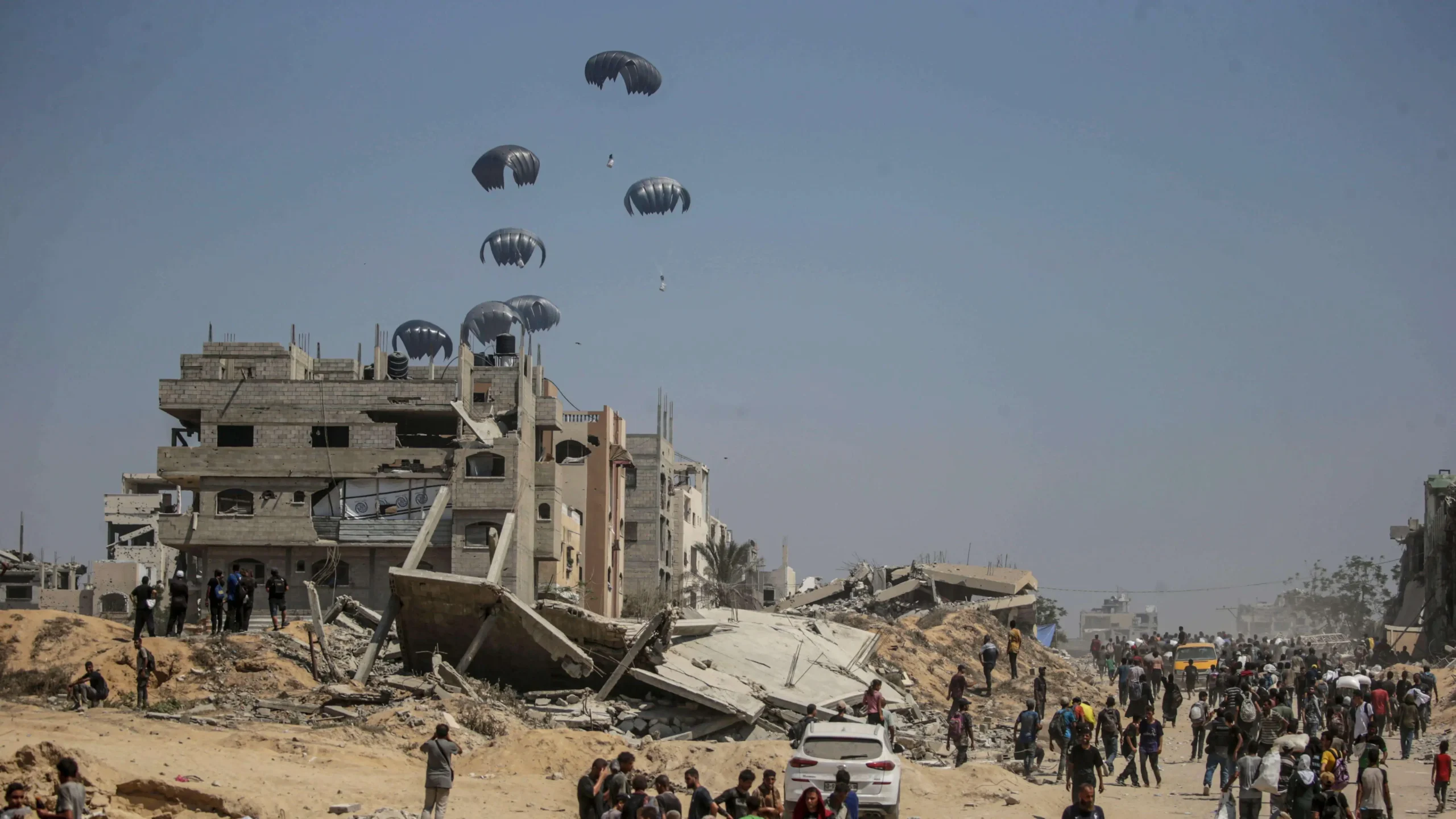 Ajuda humanitária lançada por via aérea pelo Exército Real da Jordânia chega ao norte da Faixa de Gaza