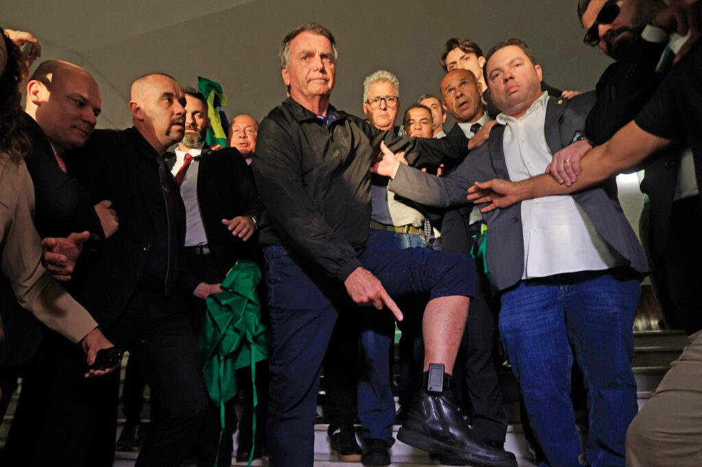 Moraes dá 24 horas para defesa de Bolsonaro explicar descumprimento de medidas cautelares